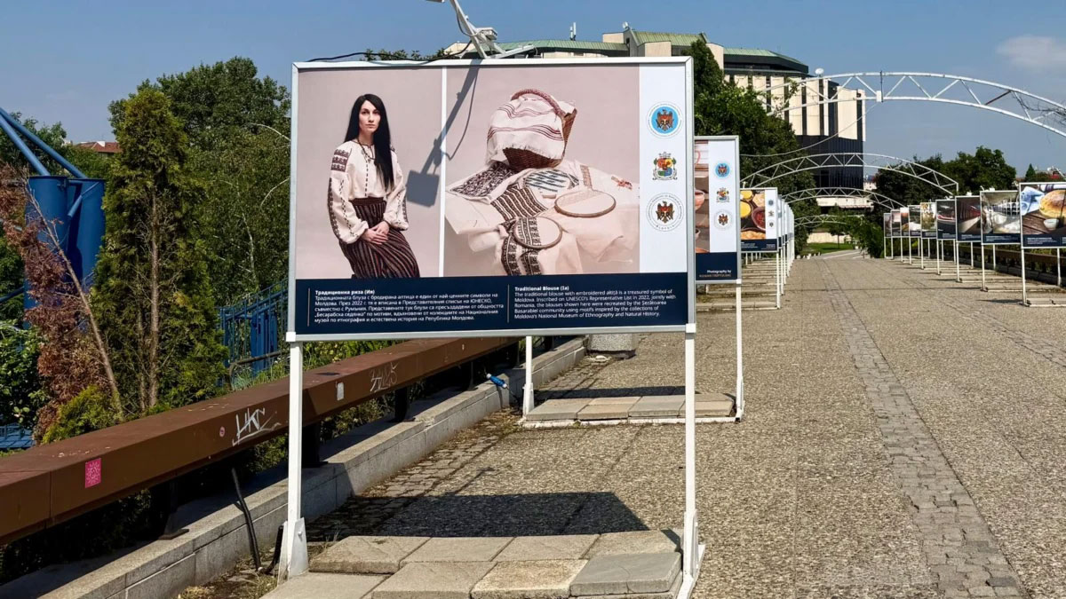 На Моста на влюбените откриха фотоизложба „Молдова 35. Независимостта ни обединява“