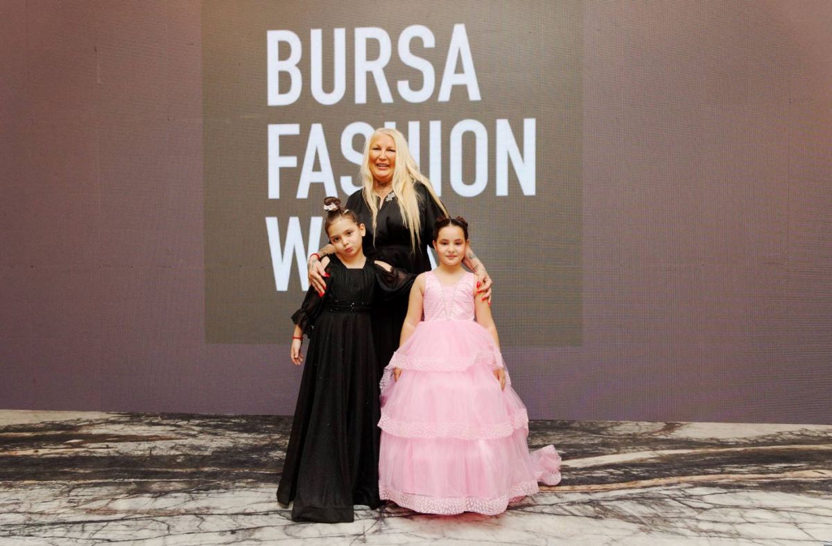 Дейна Вос впечатли Bursa Fashion Week, а 7-годишната Теа получи златна статуетка на международния моден подиум